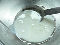 砂糖を加えて混ぜて溶かし、牛乳を少しずつ加えながら混ぜる。<br />