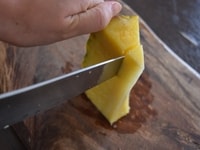 パイナップルの芯をそぐ
