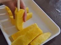 パイナップルに割りばしをさして、バットなどに並べて冷凍庫で2時間以上冷やします。