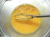 卵をボウルに割り入れて塩を入れ、コシがなくなるまでよく混ぜる。<br />