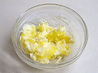バターは常温に戻し柔らかくしておきます。１の塩レモンとブラックペッパーとをよく混ぜ合わせます。