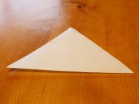 クッキングシートを15ｃｍ&times;15ｃｍに切って作ります。三角に半分に折る。<br />