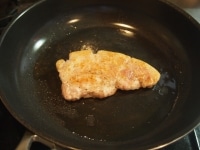 フライパンにオリーブオイルを引いて、豚肉を両面焼きます。<br />
焼けたら、一度お皿に取り出します。<br />