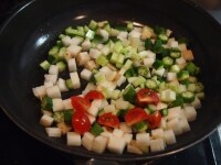 豚肉を焼いたフライパンを洗わずに、そこへ夏野菜を入れて炒めます。<br />
全て生で食べられる野菜なので、2分程度炒めたら、塩ひとつまみ、胡椒をかけます。<br />
<br />