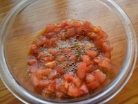 トマトの皮をむき、半分に切ってヘタを取り除いたら、1ｃｍの角切りにします。<br />
<br />
ボウルに切ったトマトと醤油を合わせて2-5分ほどおいておきます。<br />
<br />