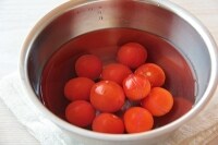 オレガノはサッと水洗いして、細かく刻む。<br />
ミニトマトは洗って、へたを取り、熱湯にくぐらせ、皮を湯むきする。<br />