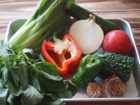 青梗菜とモロヘイヤは３センチ長さに切り、たまねぎはスライス、干し椎茸は1カップのお湯で戻したらスライスする。そのほかの野菜は1センチ弱の角切りにする。<br />