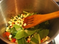 鍋にオリーブオイルを加えて、角切りにした材料を炒めます。1分ほど炒めたら、青梗菜を加えてひと混ぜします。