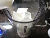 牛乳、生クリーム、砂糖、氷をミキサーにかける