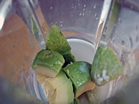 ミキサーに1、練乳、砂糖、レモン汁、水を入れて撹拌する。クラッシュアイスを2回に分けて入れ、さらに撹拌し、コップに注ぎ入れる。