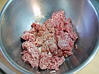ボウルに豚ひき肉、ヌックマム、きび砂糖、こしょうを入れ、粘りがでるまでよく混ぜ合わせる。<br />