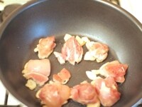 フライパンを熱して、小さじ1のオリーブオイルを入れニンニクを炒めます。少ししたら、鶏肉を皮を下にして並べ、焼き色がつくまで焼きます。