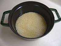 米は洗いザルにあげ水を切ります。鍋に<a href="http://allabout.co.jp/gm/gc/445709/">野菜だし</a>を加え、３０分ほどおきます。<br />