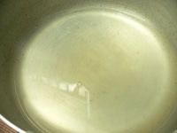鍋に水と砂糖を入れて火にかけ、砂糖が溶けたら火を止め、蜂蜜とレモン汁を混ぜる。<br />