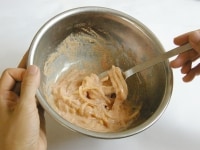 明太子に切れ目を入れて、ほぐし、薄皮を取り除きます。明太子とイカ、麺つゆ、マヨネーズ、塩をよく混ぜ合わせ、ソースを作っておきます。