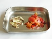 トマトはざく切り、ミョウガは縦半分に切ってから千切りにします。<br />