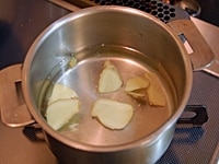 鍋に水、つぶしたカルダモン、生姜を入れて弱火にかける。