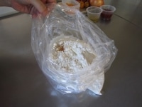 厚手のビニール袋に強力粉、塩、砂糖、ドライイースト、水を入れます。