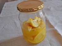 塩レモンの果実一切れをみじん切りに、塩レモン汁を大さじ1用意します。<br />
<br />
※塩レモンの作り方　：　国産有機栽培のレモン洗って、くし切りにします。煮沸消毒した瓶に切ったレモンと、レモンの重量の10％分の塩を入れて常温で2週間以上漬けおいて、できあがりです。<br />
<br />