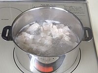豚バラ肉は３cm長さに切ります。鍋に湯を沸かし沸騰したら豚肉を入れます。<br />