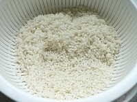 もち米は3時間ほど前にといで水につけておく。ザルに上げて水を切る。<br />