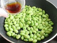 枝豆に油が回ったらしょうゆを加えて炒め、取り出しておく。