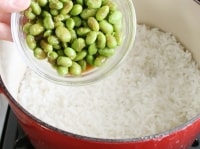米は研いで塩・同量の水を加えて炊き、2を加えてよく混ぜ合わせる。<br />