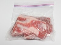 豚肉は分量の塩をよくすりこんでジッパー付きのポリ袋に入れて冷蔵庫で1～2日おく。<br />