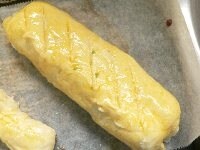 マヨネーズ無しバージョン： ナイフで斜めに切り目を入れ、卵黄をぬる。