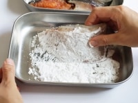 カレイの切り身に塩こしょうをし、全体に片栗粉をまぶします。<br />