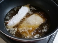 油を170℃に熱し、カレイを入れ、5分ほどじっくりと揚げます。