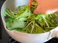 ささみをゆでた残り湯を再沸騰させ、3～4ｃｍ幅に切った水菜をさっとゆでてざる上げします。冷水にとって冷まします。