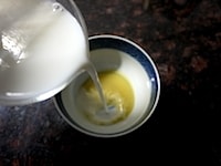 生姜汁に牛乳を一気に加えます。牛乳を加えたら、決してかき混ぜないようにしてください。蓋をして約5分、固まったら、できあがりです。5分で固まらなくても、そのまま15分ほど置くと固まることもありますので、気長に待ってみてください。