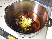 鍋に調味料と生姜を加え、中火にかける