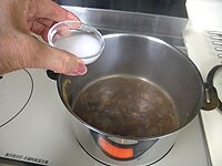 いわしを取り出し、煮汁に水溶き片栗粉でとろみを付ける