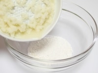 ボウルに白玉粉を入れ1を加えて白玉粉がだまにならないように指でつぶしながら混ぜる。