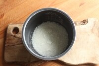 米を磨いで炊飯器に入れ、水を加えて30分おきます。<br />
