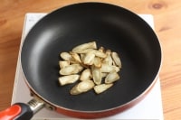 フライパンにオリーブオイルを引いて中火にかけ、ごぼうがしんなりするまで炒めたら、粗熱をとります。