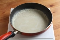 裏ごししてフライパンに戻し入れて温め、バターを加えて余熱で溶かし、塩こしょうで味を調える。