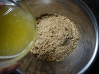 ビスケットを細かく砕いてボールに入れ、溶かしたバター(50g)を加え、よく混ぜます。