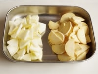 サツマイモは皮を剥いてから3ｍｍ程度の薄切りに、りんごも皮を剥いてから3ｍｍ程度のいちょう切りにします。<br />