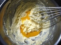 ときほぐした卵を2～3回に分けて、そのつど、よく混ぜます。もし分離しそうな時は、ホットケーキミックスを大さじ1程度加えて、よく混ぜます。