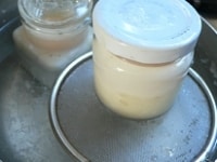 鍋に湯を沸かし、瓶ごと入れて茹で、卵の白身がうっすら固まったら取り出す。<br />
