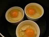 ココット容器に（4）を詰め、卵を割り入れ、蒸し器か鍋で蒸す。<br />