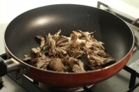フライパンに半量のオリーブオイルを引いて中火にかけ、舞茸をしんなりするまで炒めます。