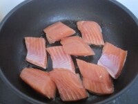鮭は切り身１枚を３つに切り、皮目をしてにしてフライパンに並べ、弱めの中火にかける。