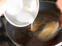フライパンにあんかけの材料を合わせて沸かし、とろみづけの片栗粉と水をしっかりと溶かし混ぜたものを流し入れてとろみをつけます。