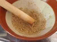 &nbsp;くるみはすり鉢でする。豆腐は上に重石を載せ、しっかりと水切りをしておく。あらかじめ<a href="http://allabout.co.jp/gm/gc/447983/">サーモンマリネ</a>を作っておく。