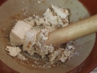 水切りした豆腐を加えてよく混ぜ、さらにすだちの絞り汁とメープルシロップ、塩を加える。