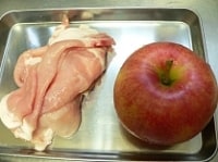 りんご1個と豚ロースの薄切りを12枚用意する。<br />